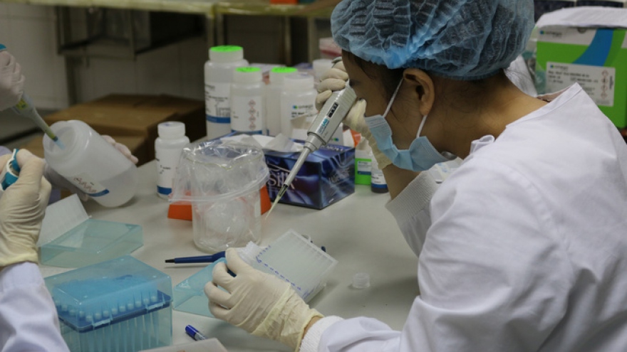 Công nhân bị trừ tiền test PCR giá cao vào lương, công ty ở Bình Dương nói gì?
